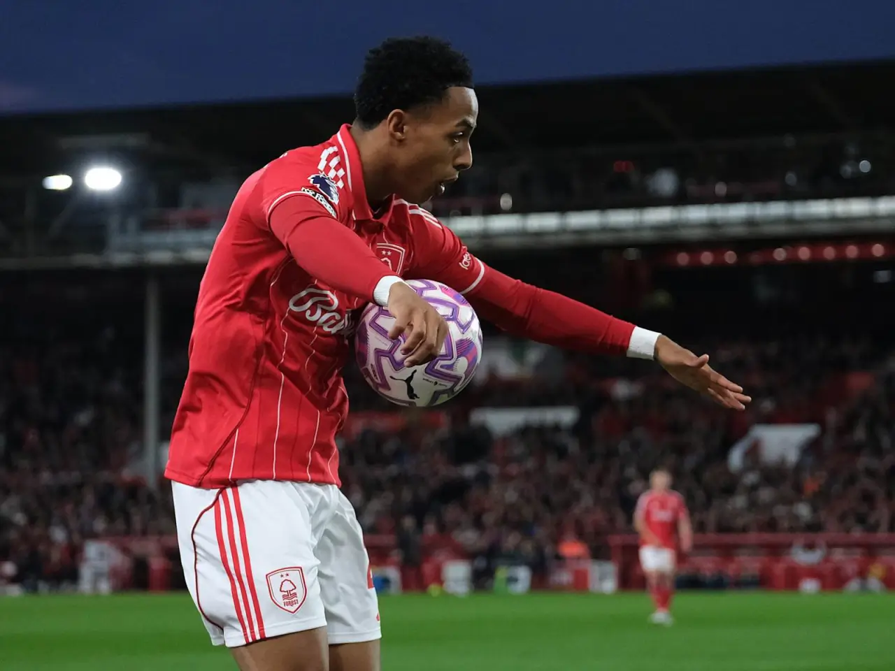 APL yarim himoyachisi Hutchinson uchun Chelsi va Arsenal kurashga kirdi