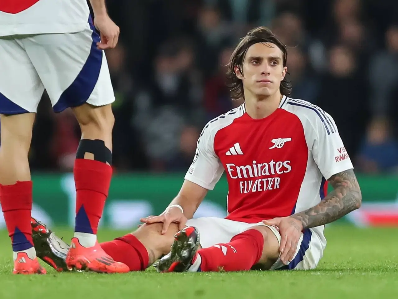 Arsenal jarohatlarga moyil himoyachisini sotishni ko'rib chiqmoqda