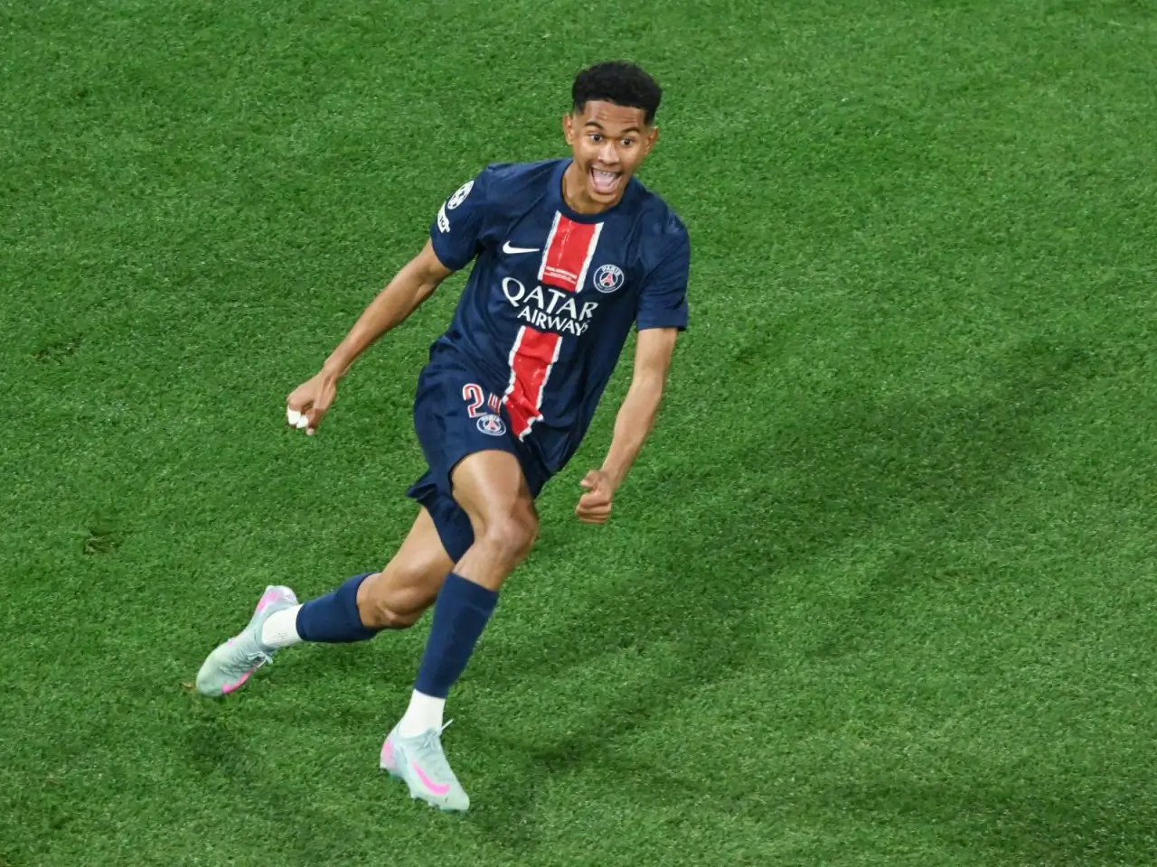 ПСЖ Сенни Мейулюга 2030 йилгача шартнома таклиф қилади