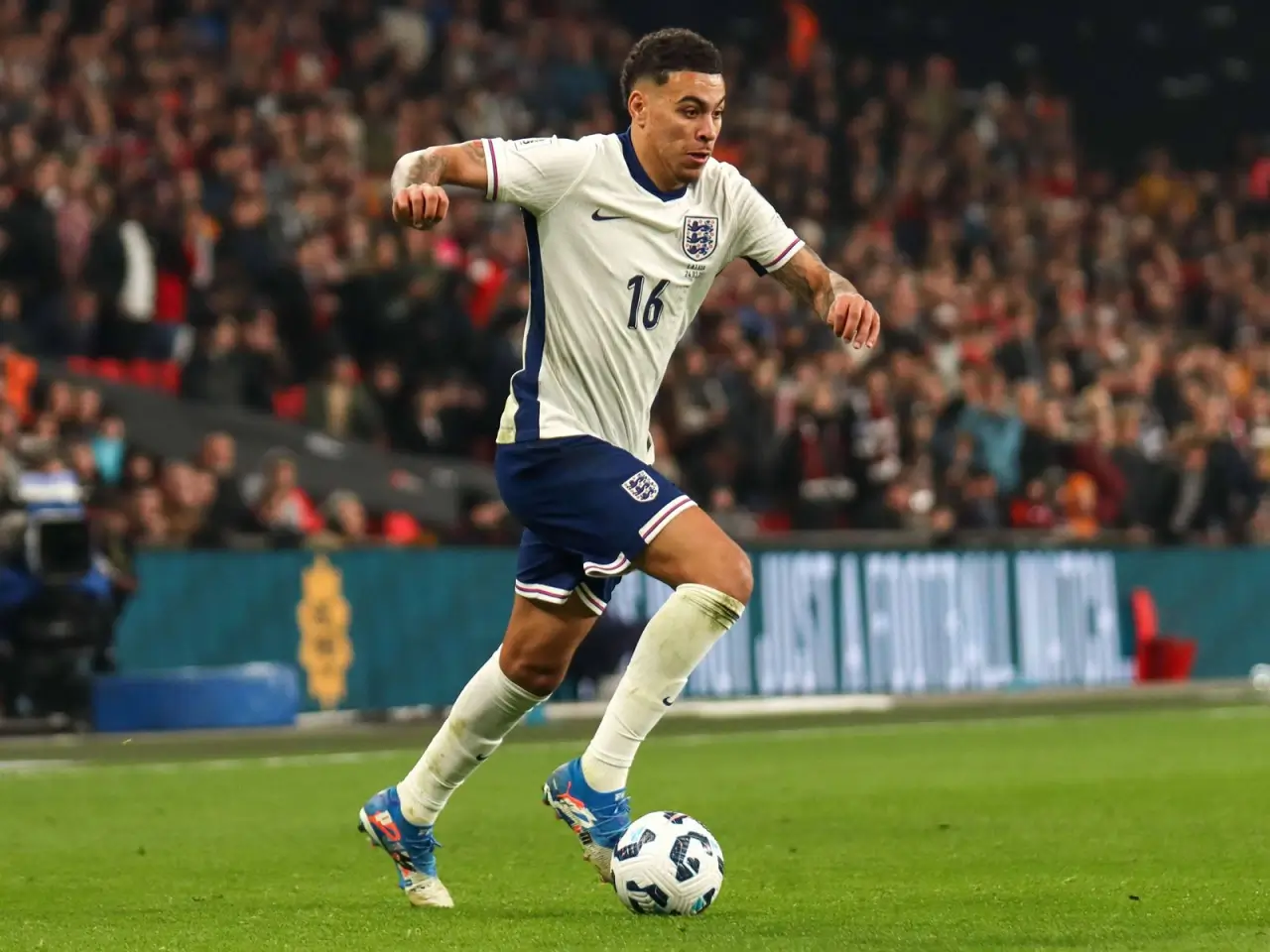 Liverpul va Chelsi APL yulduzi Morgan Rodjers uchun kurashadi