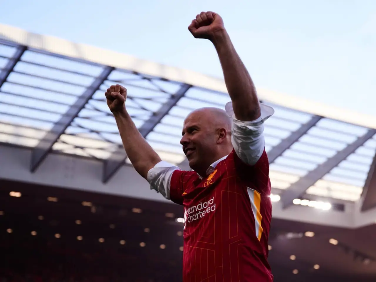 Arne Slot chuqur mudofaaga qarshi o'yin haqida fikr bildirdi