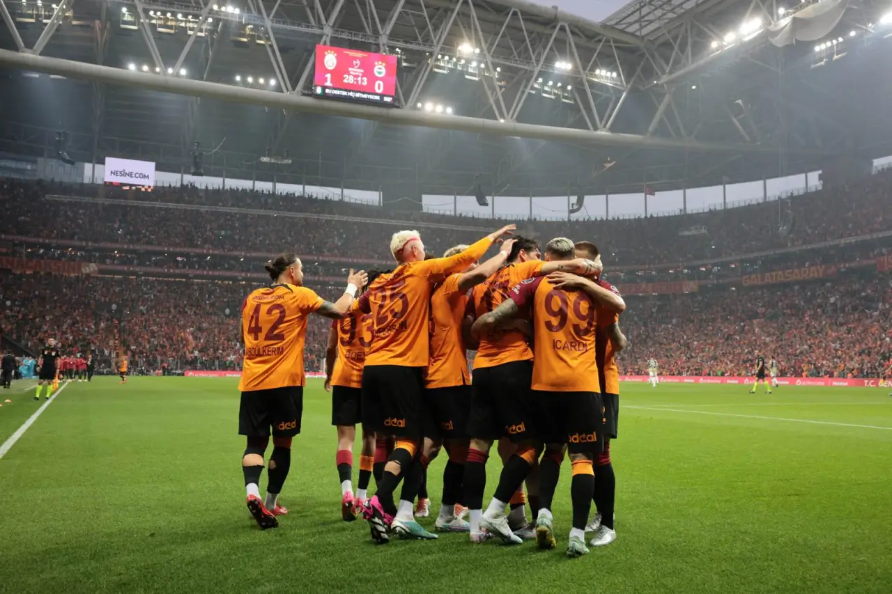 Galatasarayda oylik maoshlar kechikmoqda va vaziyat tarang