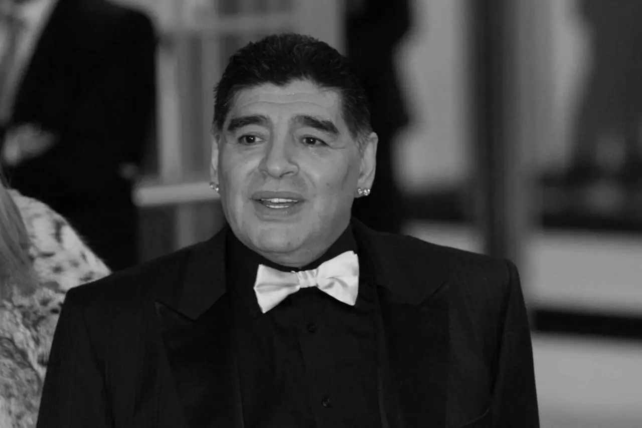 Руни Марадона ресторанда галстук совға қилганини эслади