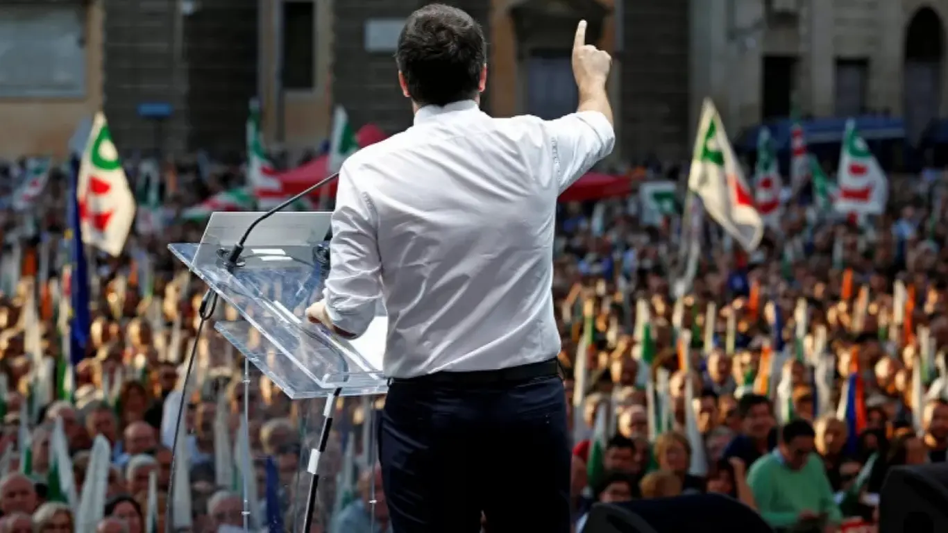 Politiker in Italien wegen dummen Beschlusses ins Wasser geworfen (Video)