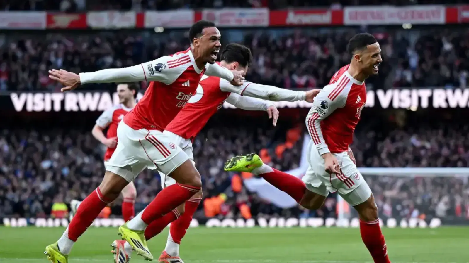 Arsenal strengthened their lead by defeating Chelsea through corners