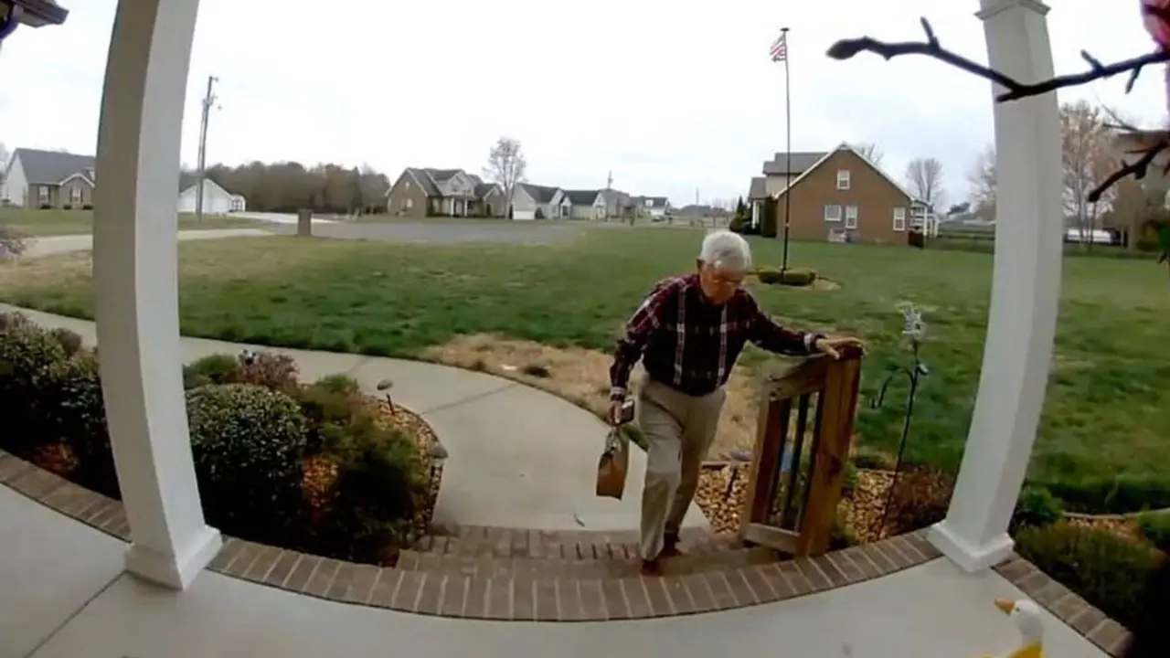 78 жастағы курьердің өмірін өзгертетін қайырымды адамдар қозғалысы