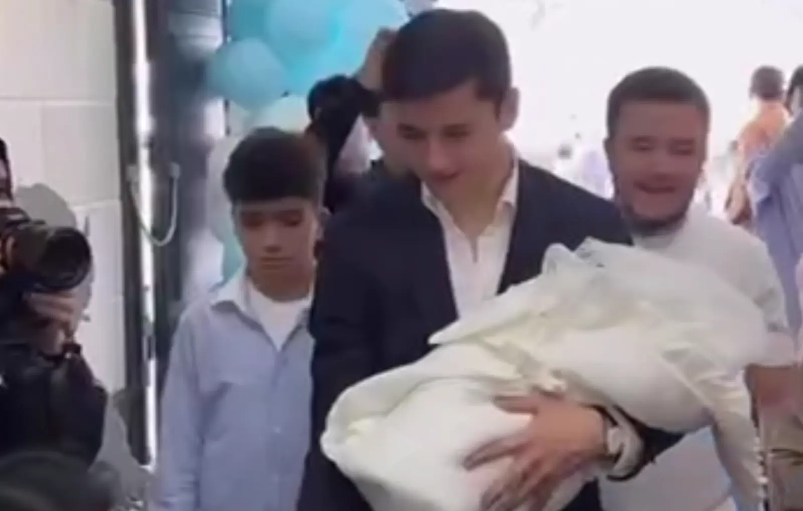 Абдиқодир Ҳусанов ва ўғли Довудни яқинлари тантанали кутиб олишди (видео)