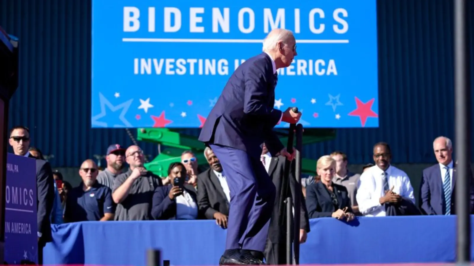 Трамп Байденни саҳнада адашгани учун масхара қилди