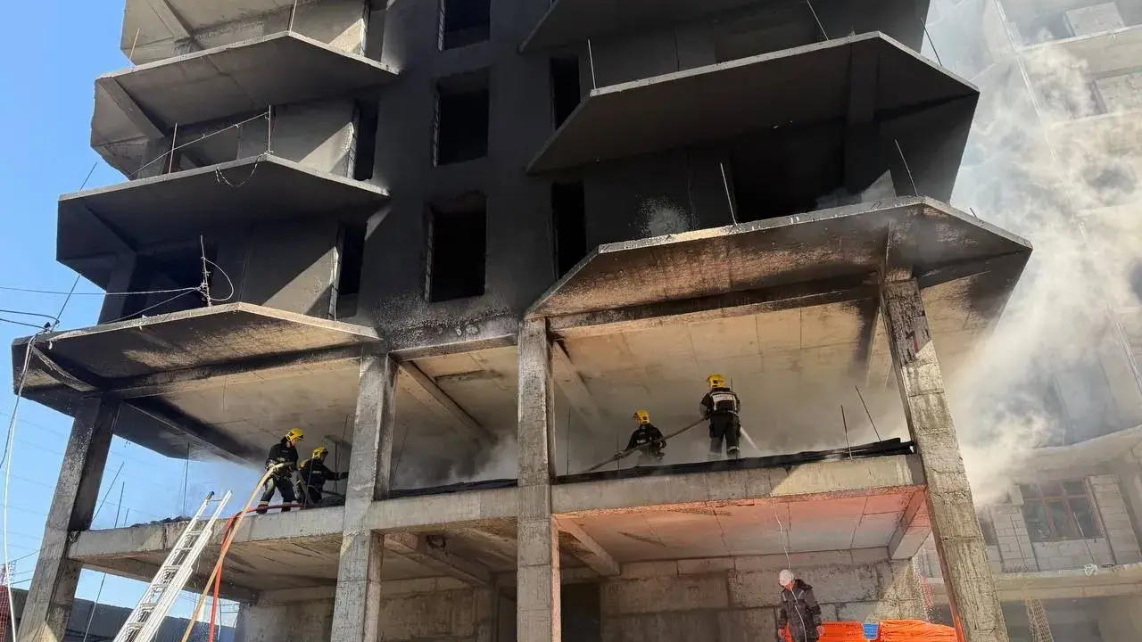 A short-term fire broke out in a new residential building under construction