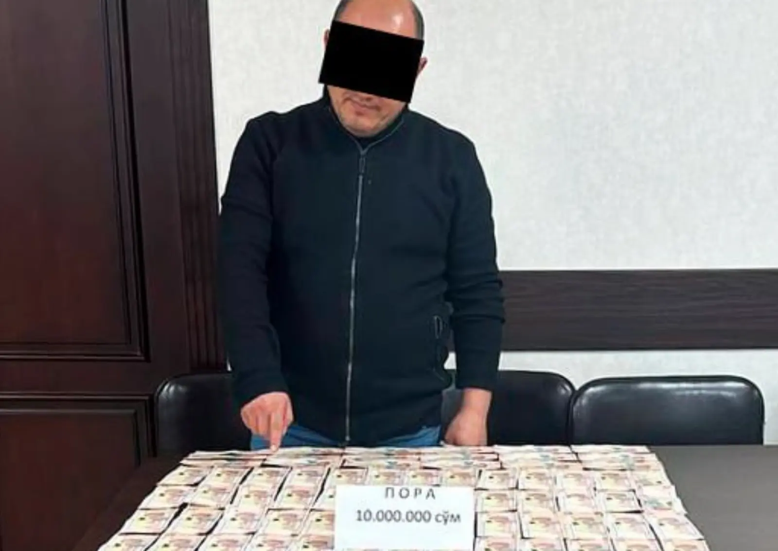 В Букинском районе налоговый инспектор был задержан при получении взятки от фермера