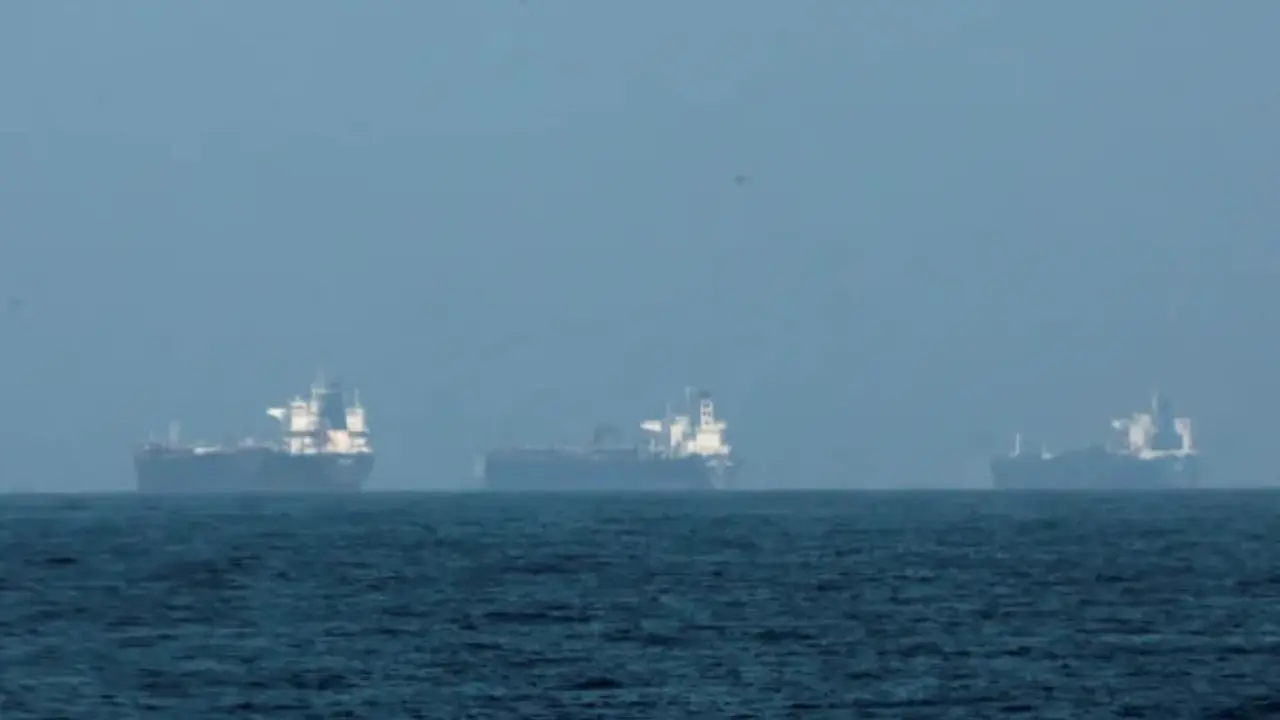 Iran again allows Pakistani ships to pass through the Strait of Hormuz
