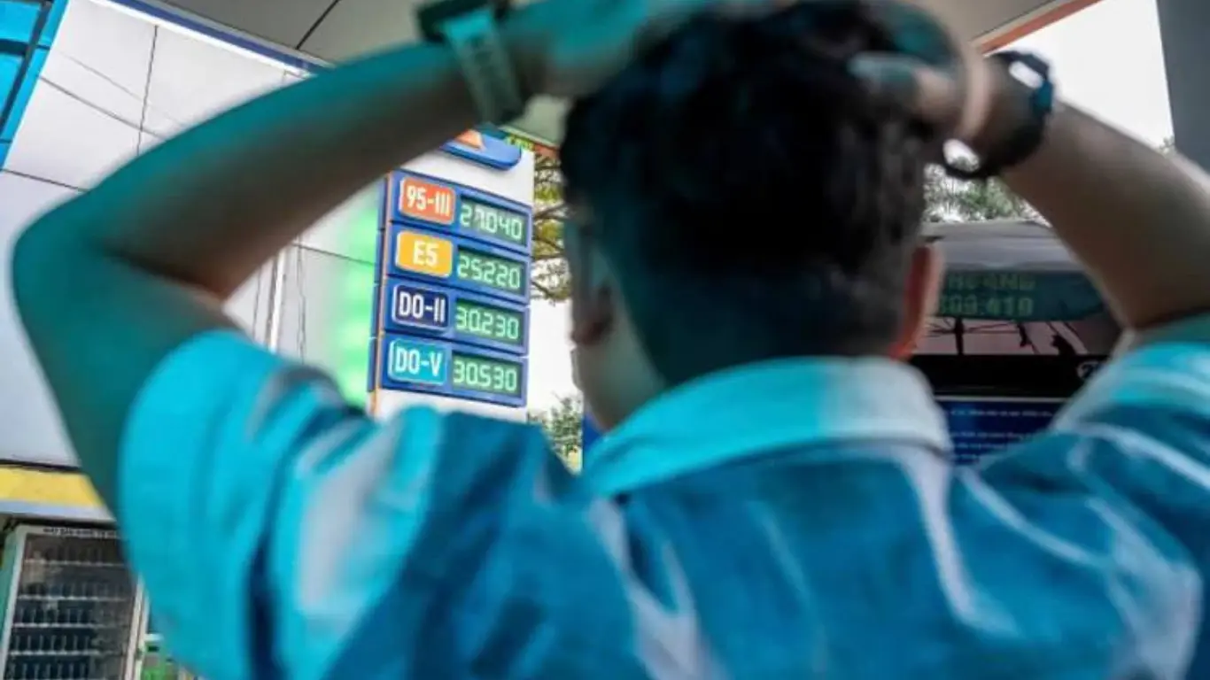 Жанармай тапшылығы: Вьетнам қызметкерлерді "онлайн" жұмыс істеткісі келеді