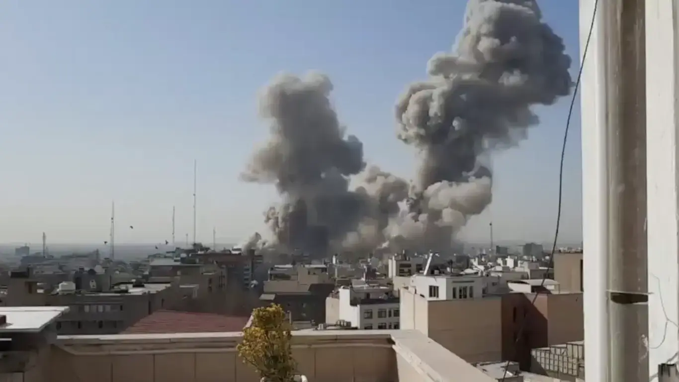 Continuous airstrikes over Tehran (video)