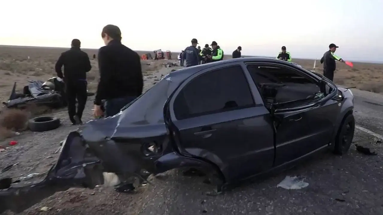 Nexia sollamaya çalışırken kamyona çarptı, 4 kişi hayatını kaybetti