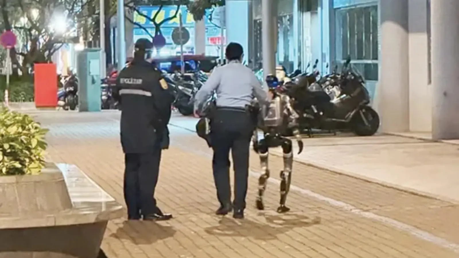 Робот, запугивавший пожилую женщину, был "задержан" полицией (видео)