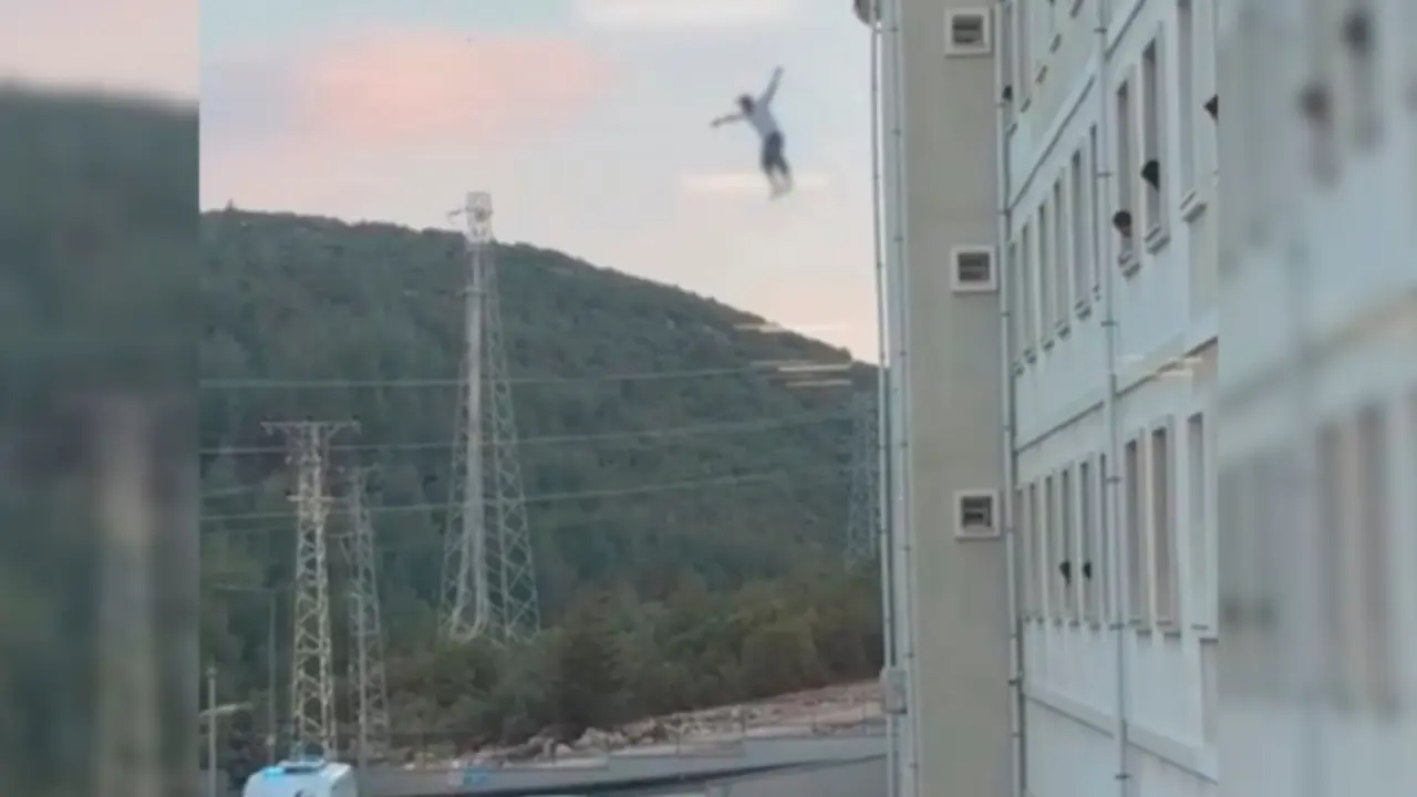 Жатақханадан секірген студент: өмірі ғажайыппен сақталды