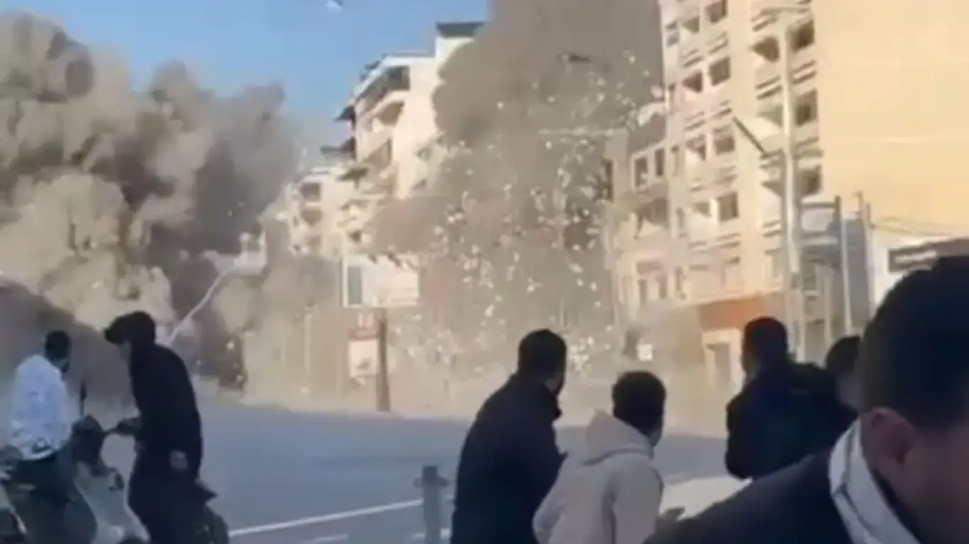 Hitting Hezbollah-related bank: Money scattered on Lebanese streets (video)