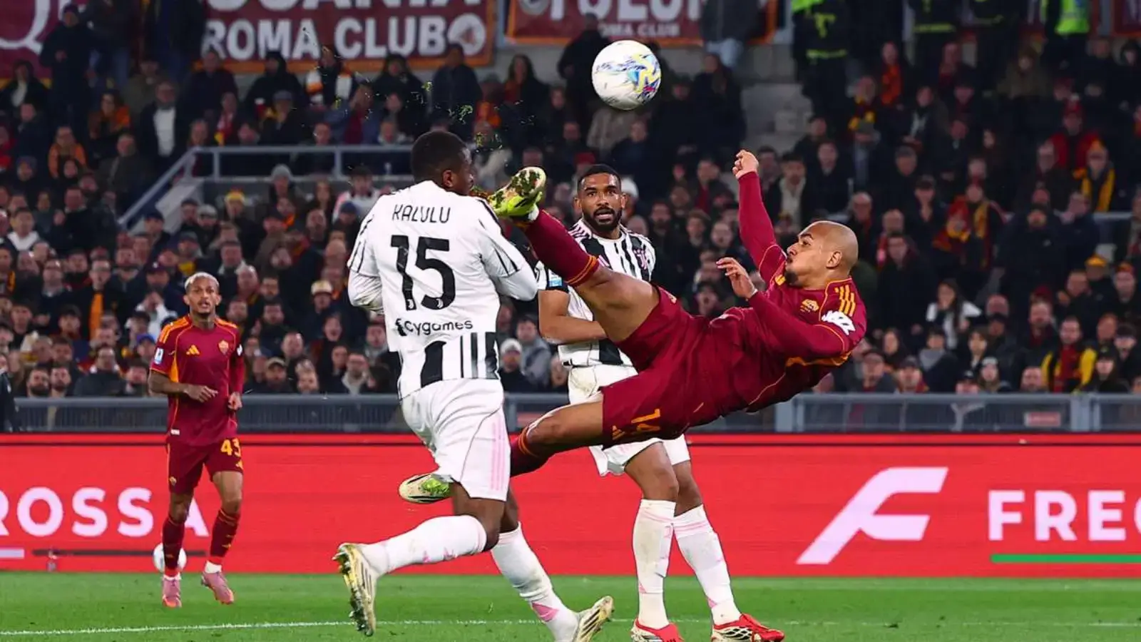 Juventus, Roma'daki çatışmada kambekle berabere kaldı (video)