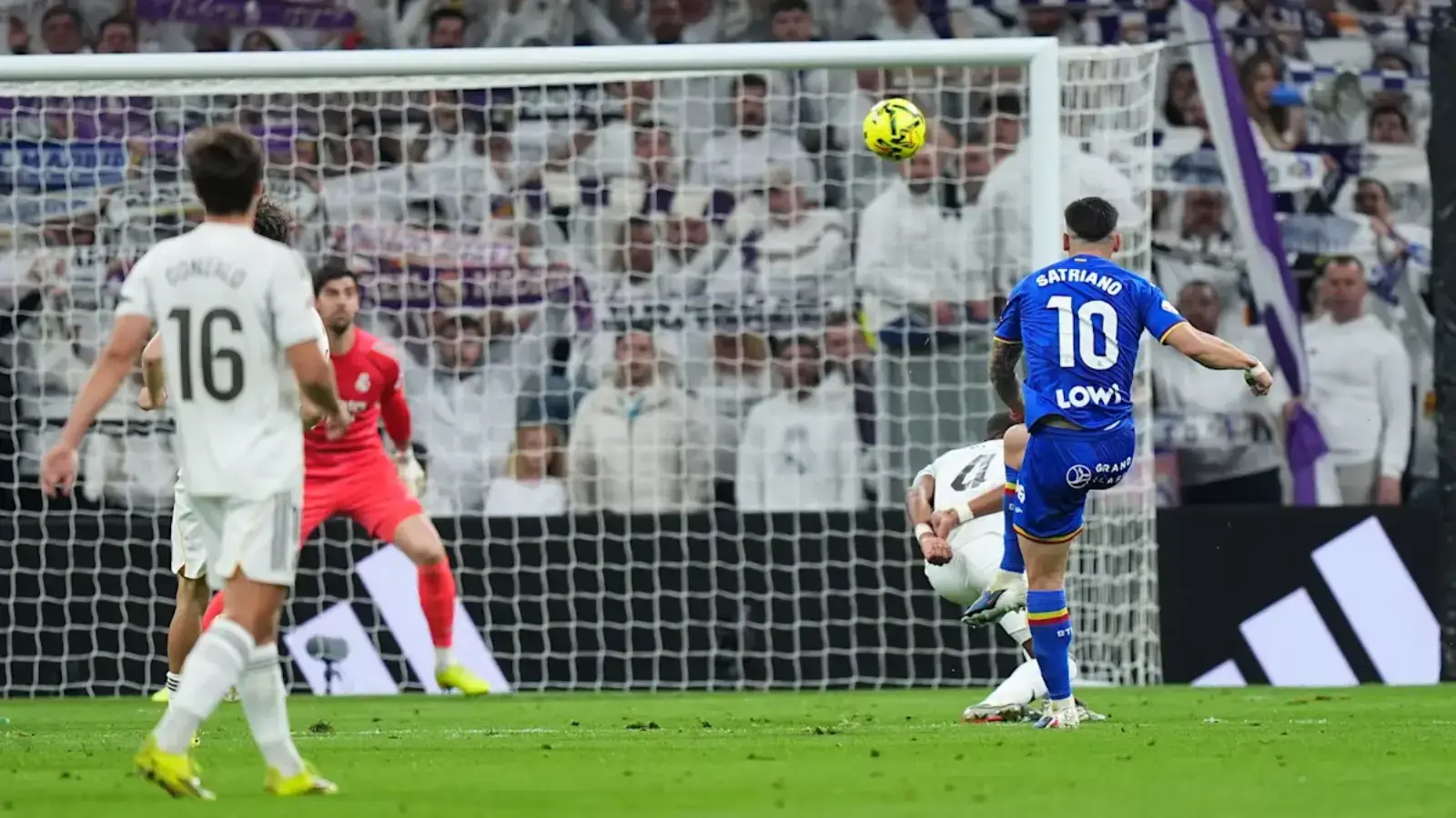 Куртуа якка қолди: фақатгина у «Реал» мухлисларидан кечирим сўради