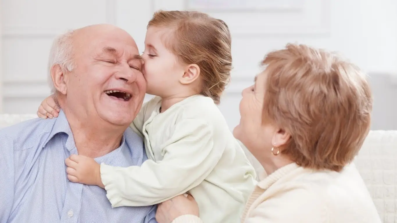 Бабушкам и дедушкам, ухаживающим за внуками, выделяется ежемесячная выплата
