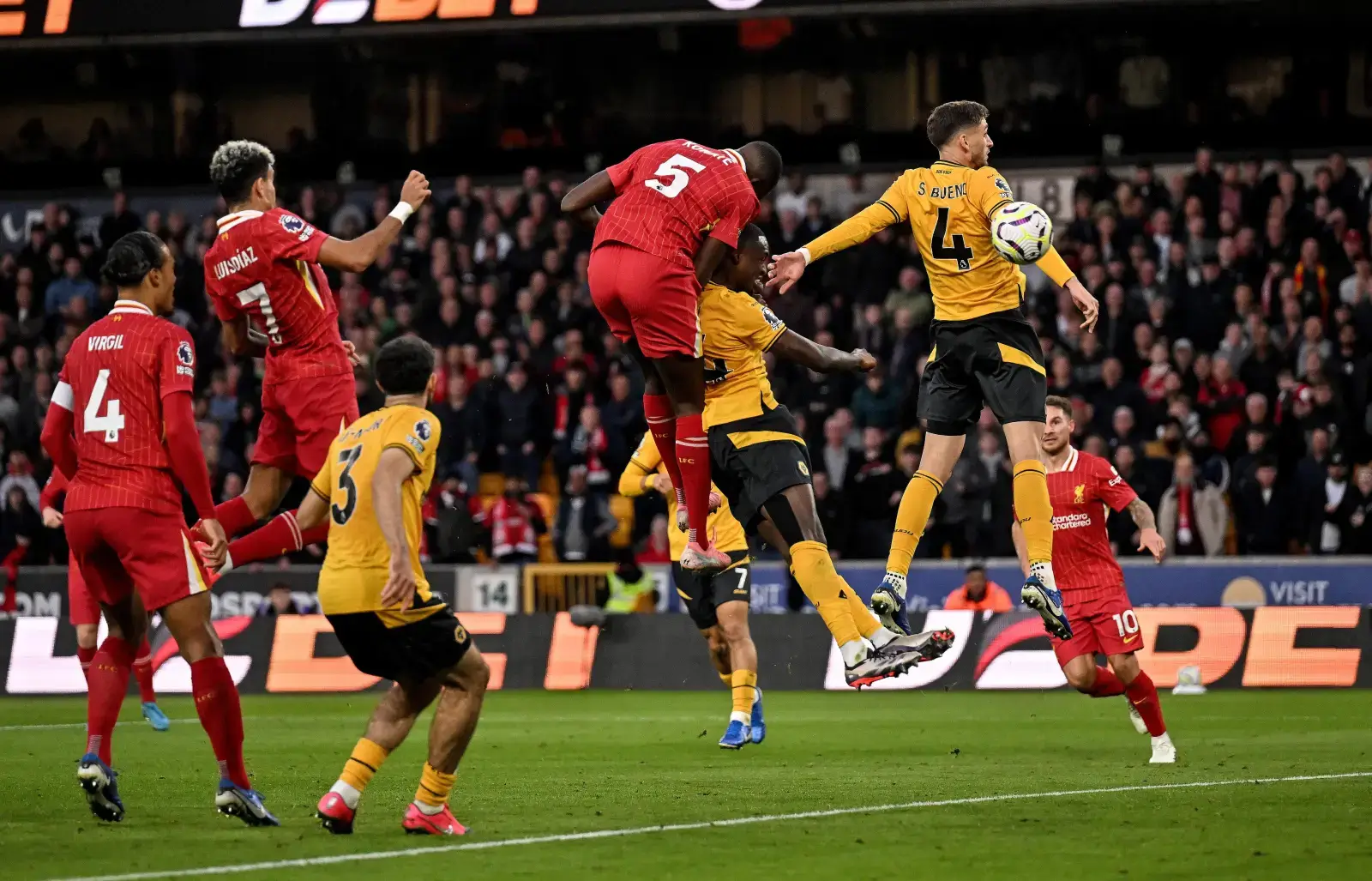 "Sensation" in the EPL: Liverpool lost by conceding a goal in the last second