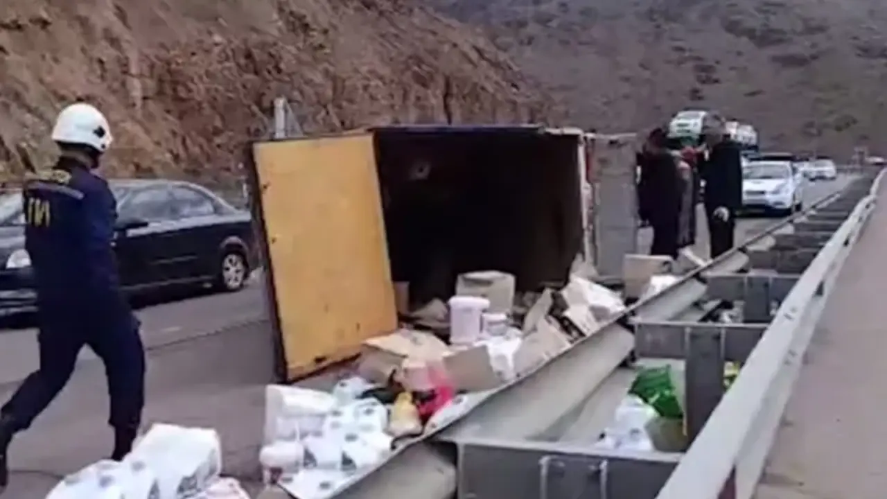 “Qamchiq” tog‘ yo‘lida yuk avtomashinasi ag‘darilib ketdi