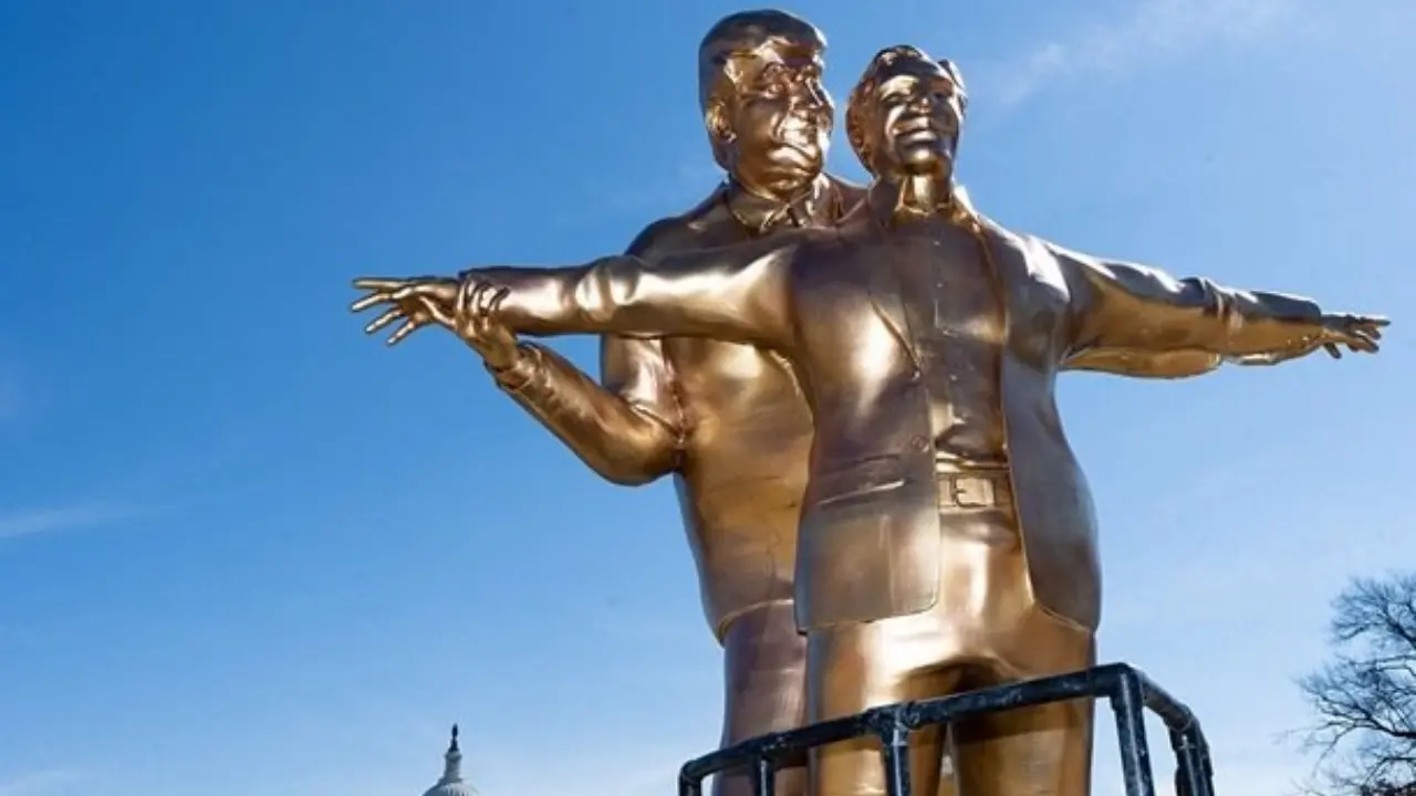 Washington, D.C.'de Trump ve Epstein'ı tasvir eden bir heykel dikildi