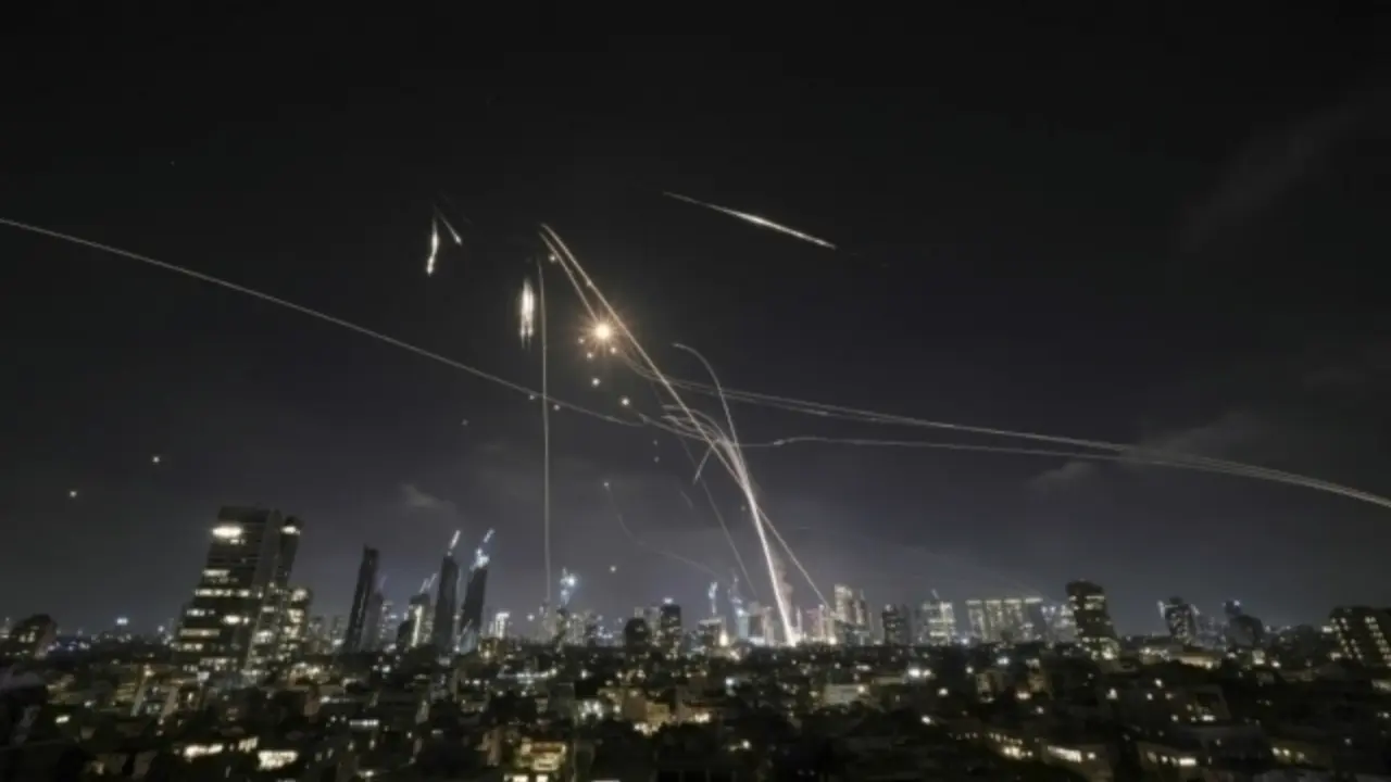 L'Iran frappe Israël avec force