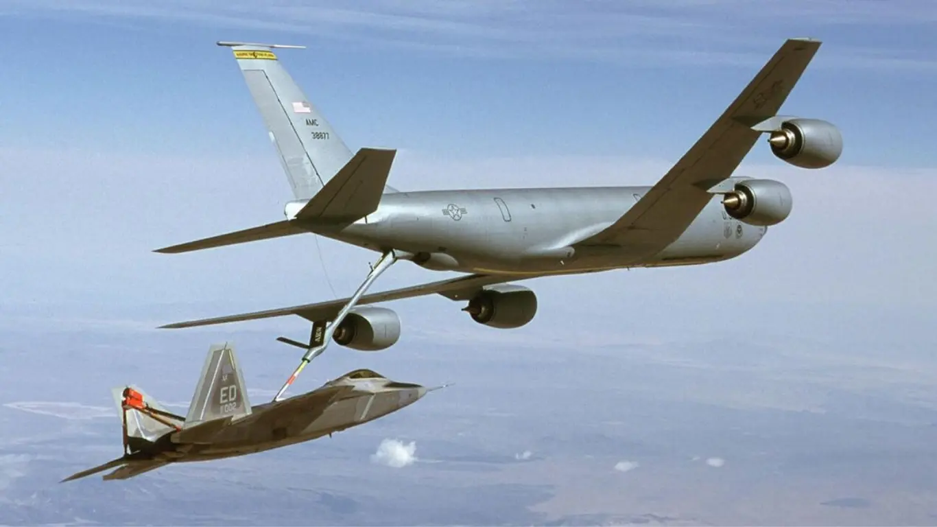 KC-135 tankeri Irak gökyüzünde düşürüldü