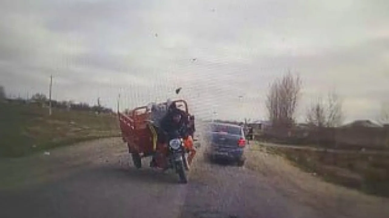 Escolares en ciclomotor chocan contra coche en Navoi