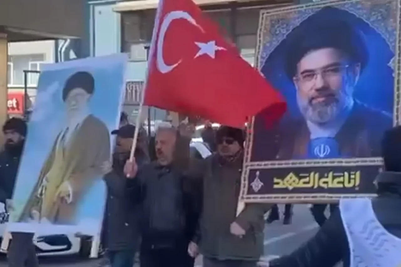 Истанбулда Эронни қўллаб-қувватловчи йирик намойиш ўтказилди (видео)