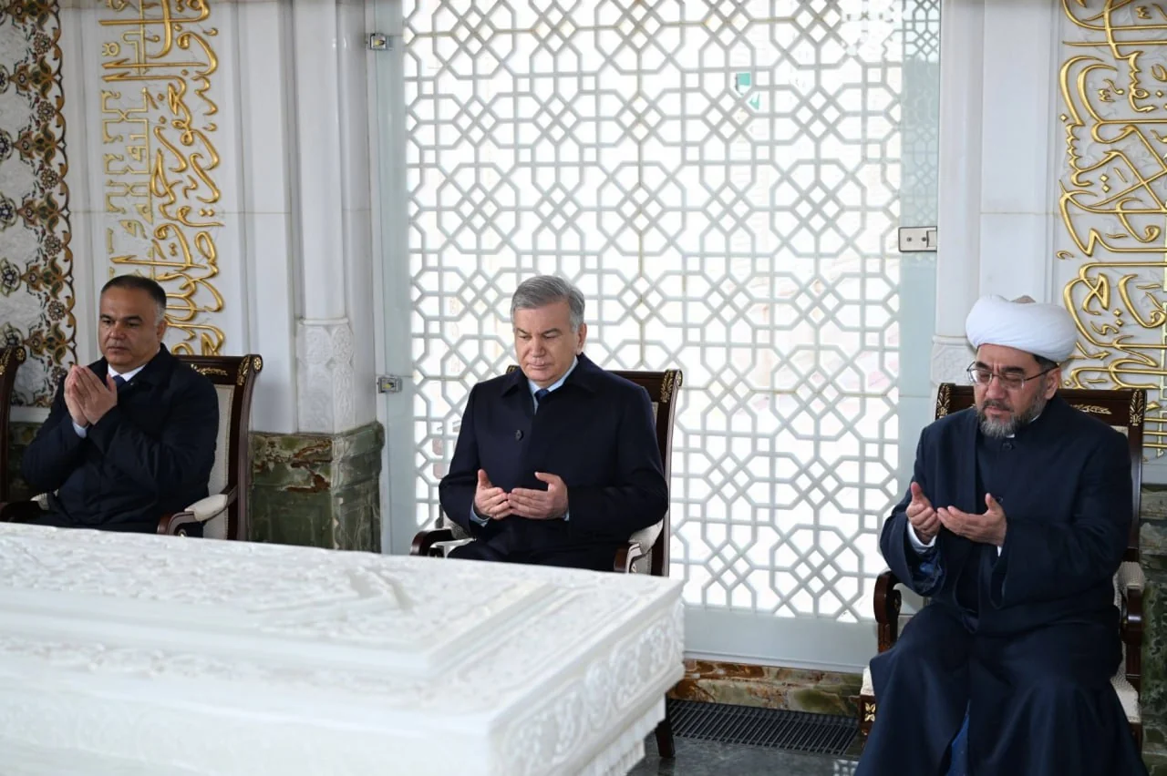 Президент Шавкат Мирзиёев Ислом Каримов мақбарасини зиёрат қилди