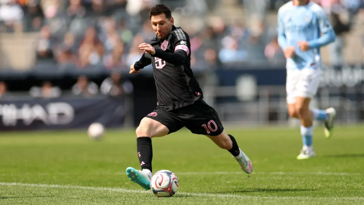 Messi frikik gollerinde Pele'ye yetişti