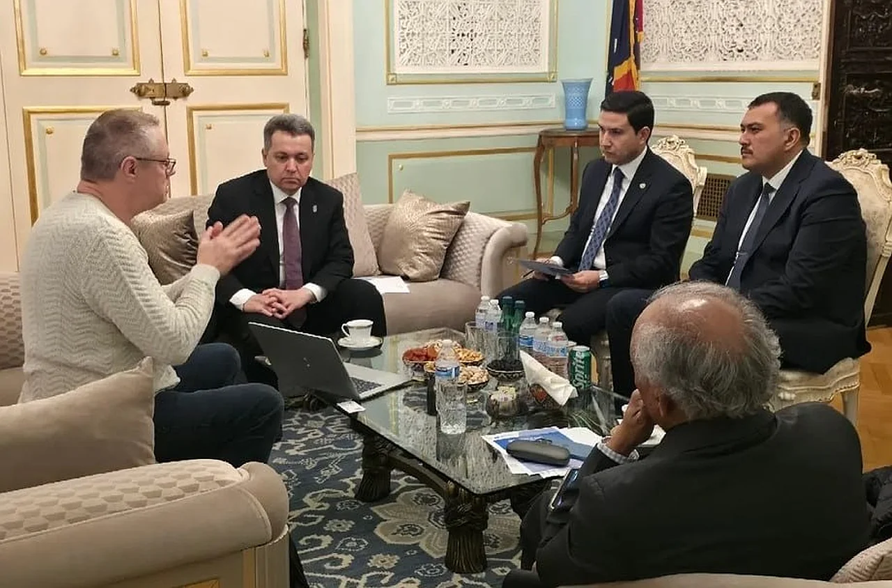 Вазир хавфсиз интернет ечимларини муҳокама қилди