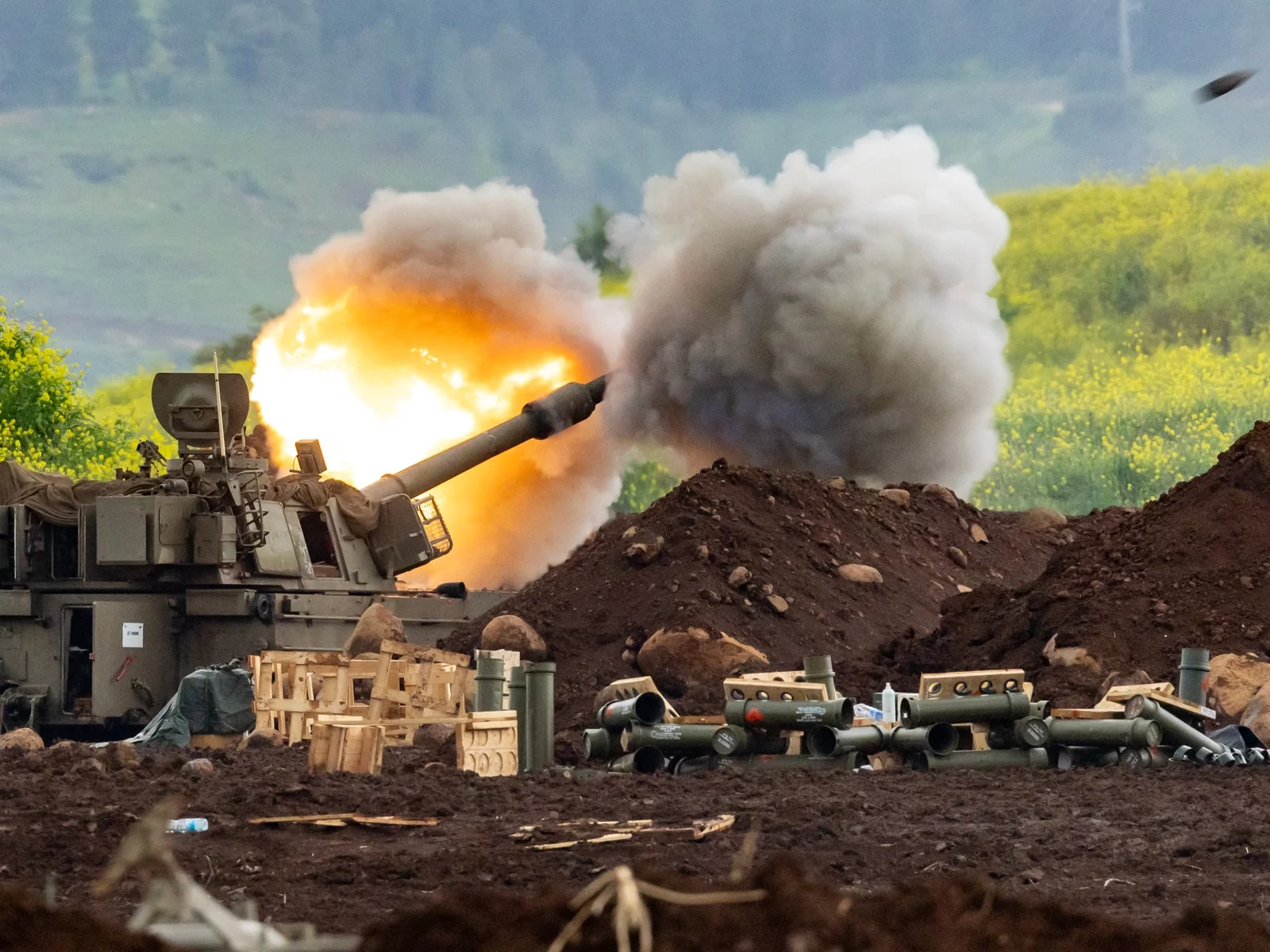 İsrail güney Lübnan'da kilit noktaları vurdu