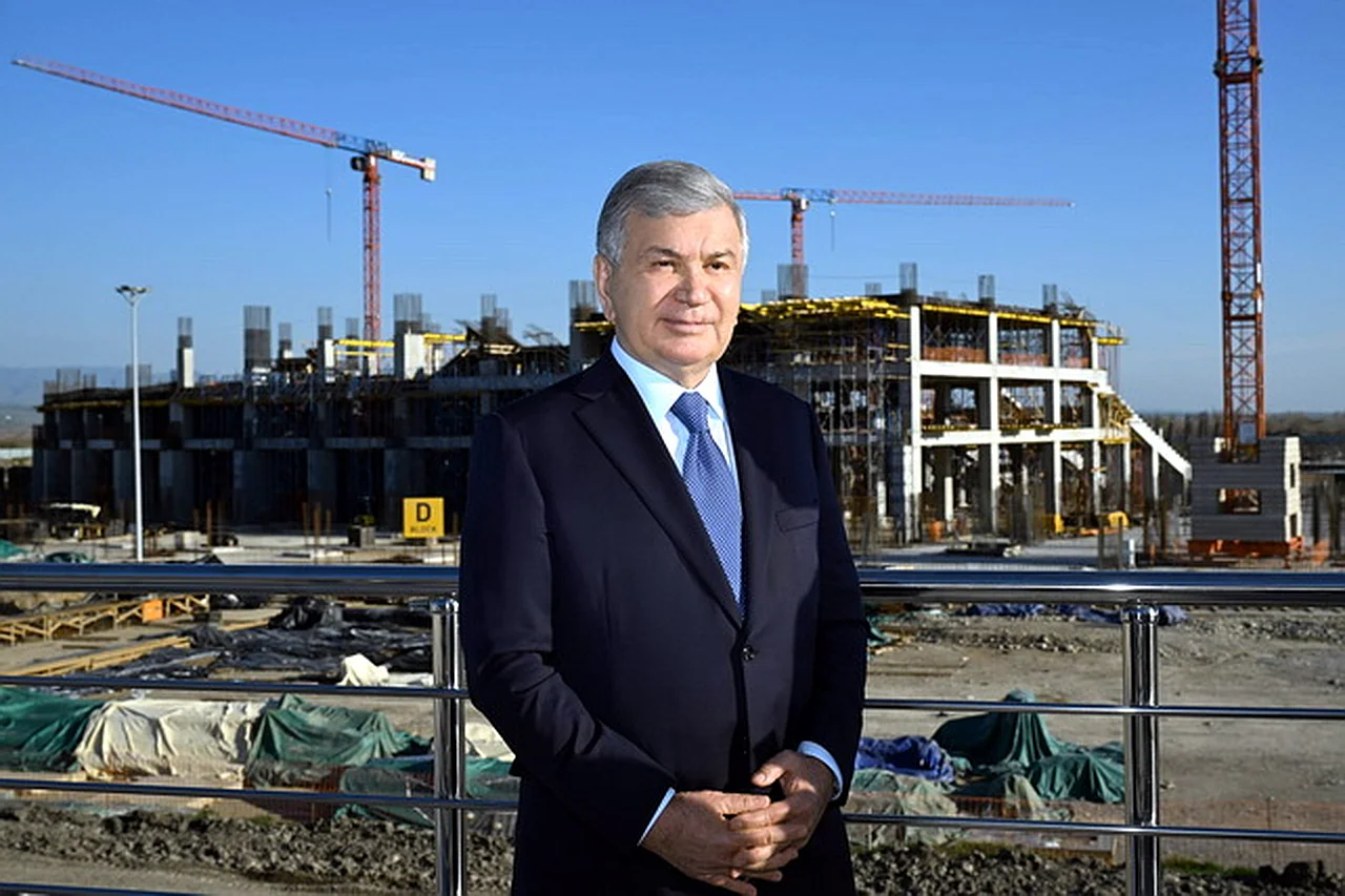 Mirziyoyev Yangi Toshkent stadionini ko'zdan kechirdi
