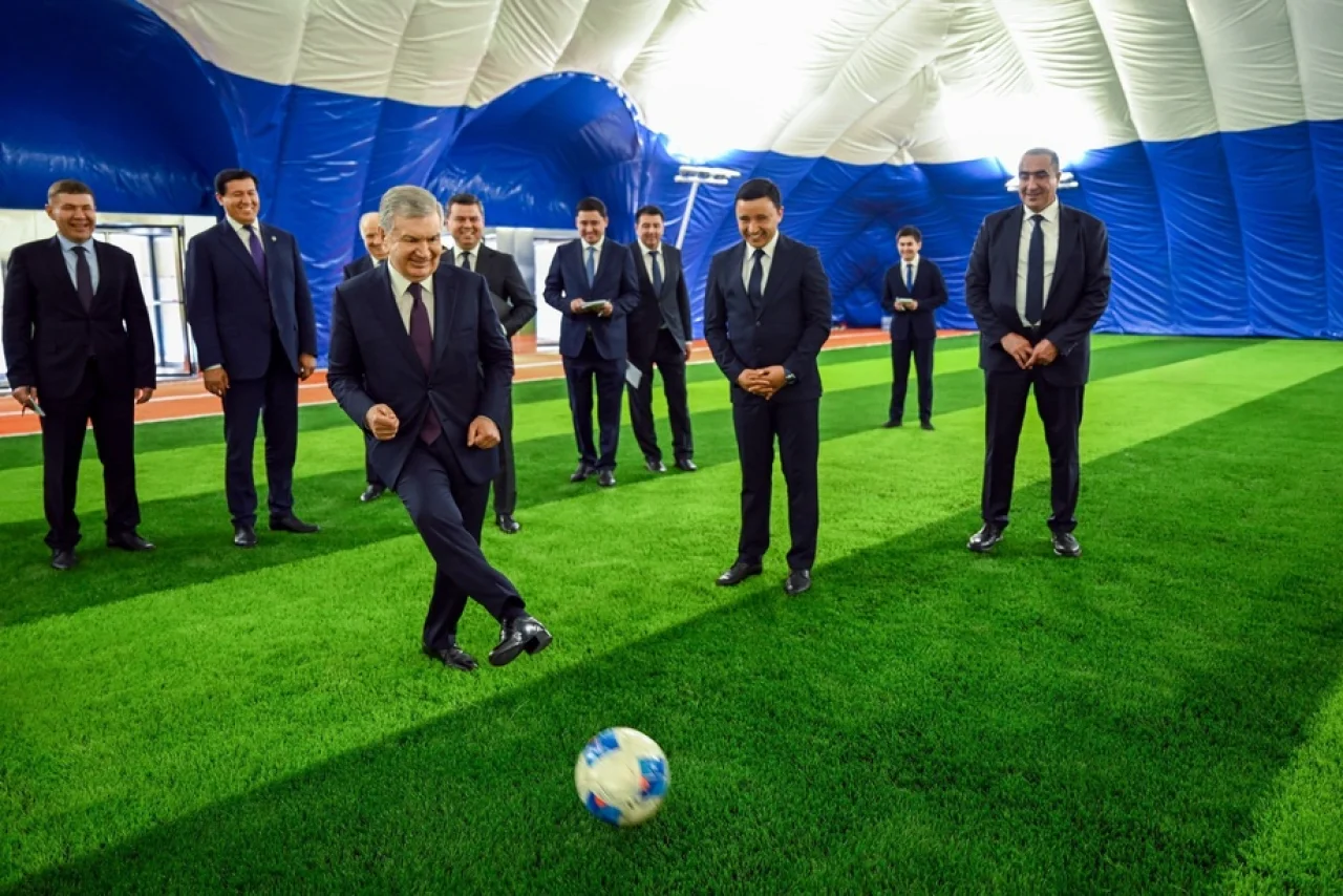 Shavkat Mirziyoyev conoció las capacidades de la academia Neftchi