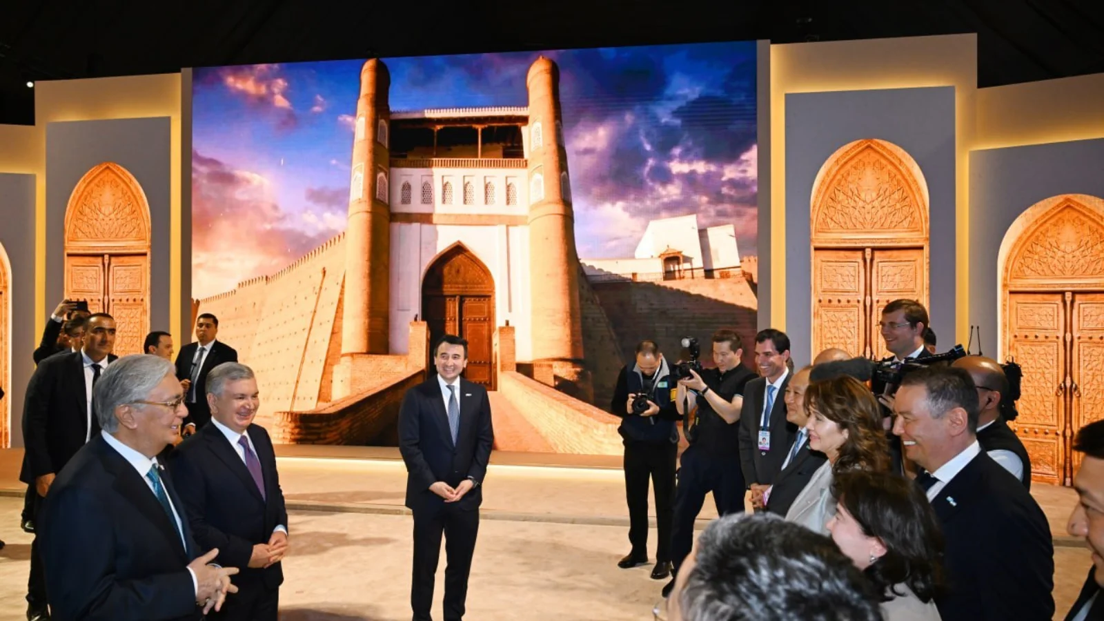 Mirziyoyev va To‘qayev AI xakaton jarayonini ko‘zdan kechirdi (foto)