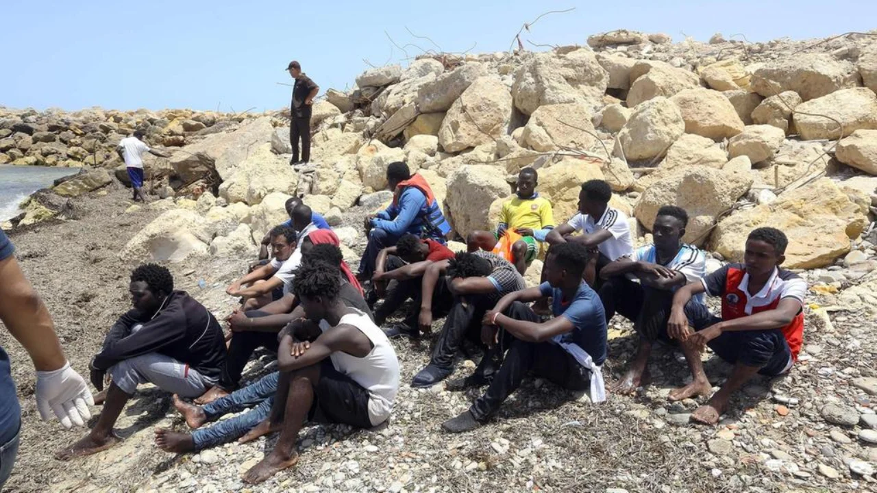 Ливия соҳилларида денгиздаги қайиқларда қолган юзлаб мигрантлар сақлаб қолинди