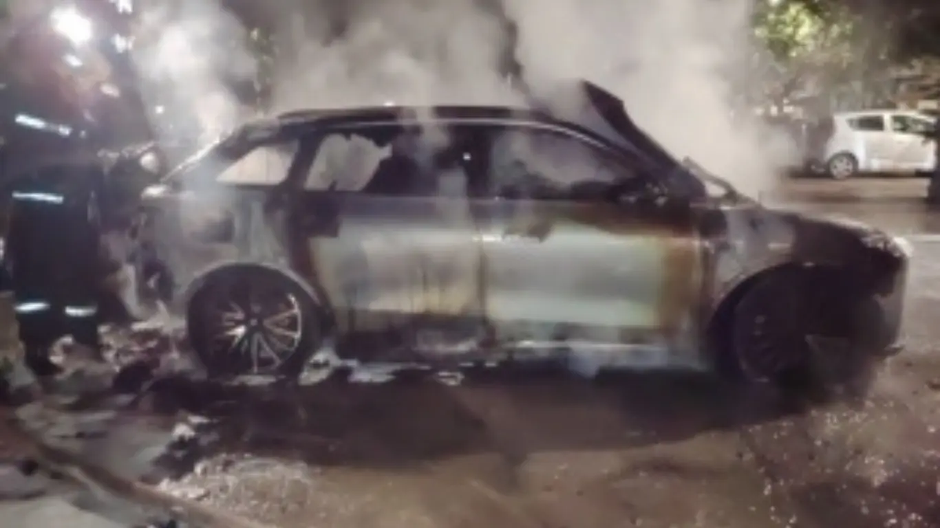 Almazar ilçesinde bir elektrikli araba yandı: yangın hızla söndürüldü