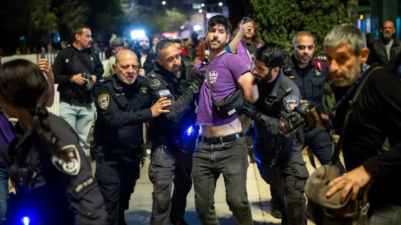 Tel Aviv'de savaş karşıtı miting şiddetle dağıtıldı (video)