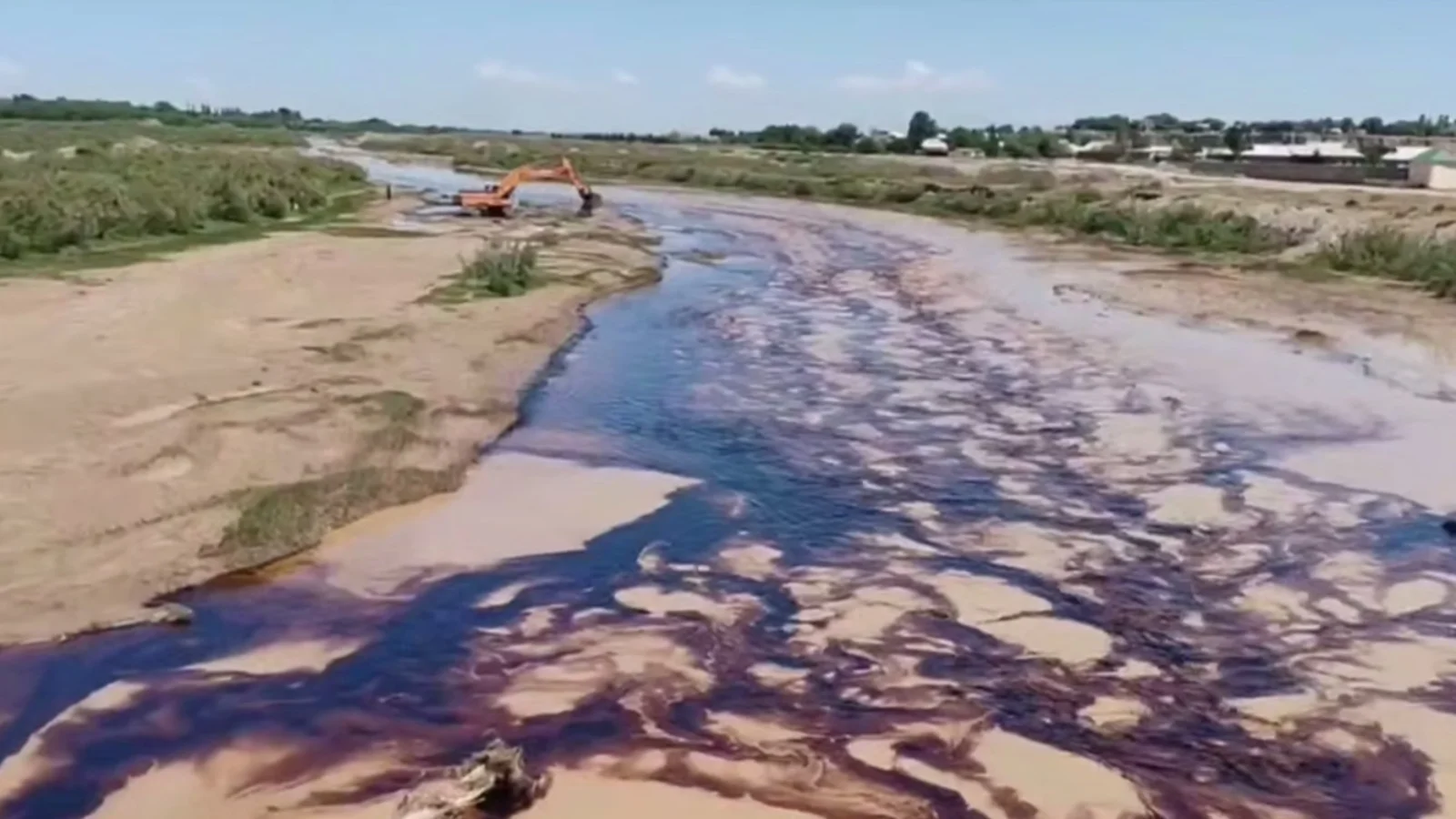 Surhanderya'da sel suları petrolü nehre sürükledi