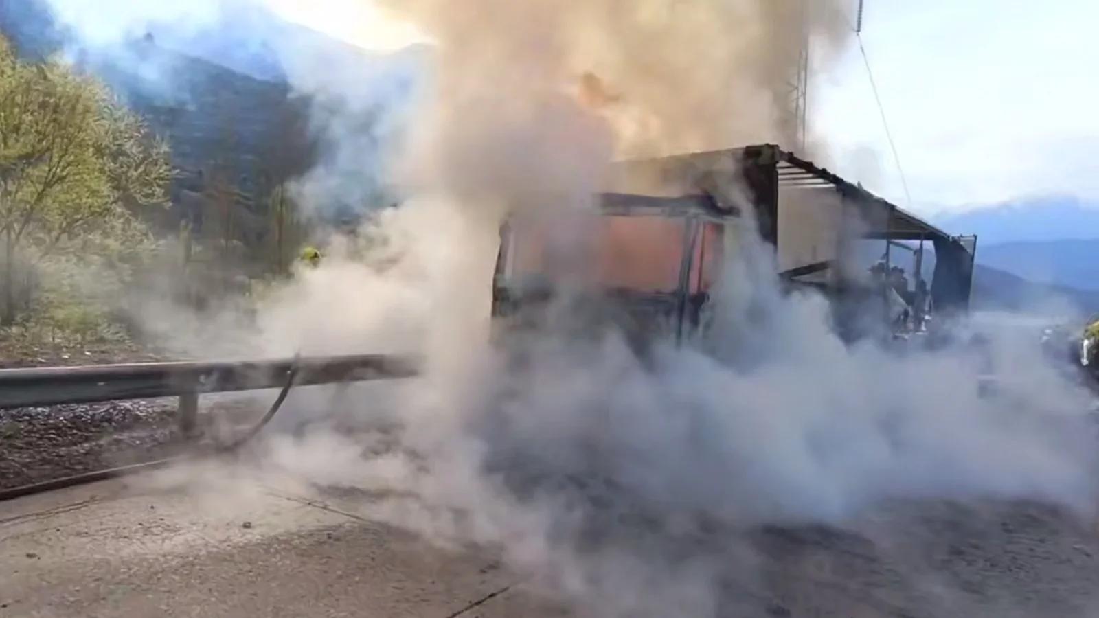 Qamchiq dovonida Iveko yuk mashinasida kuchli yong‘in sodir bo‘ldi