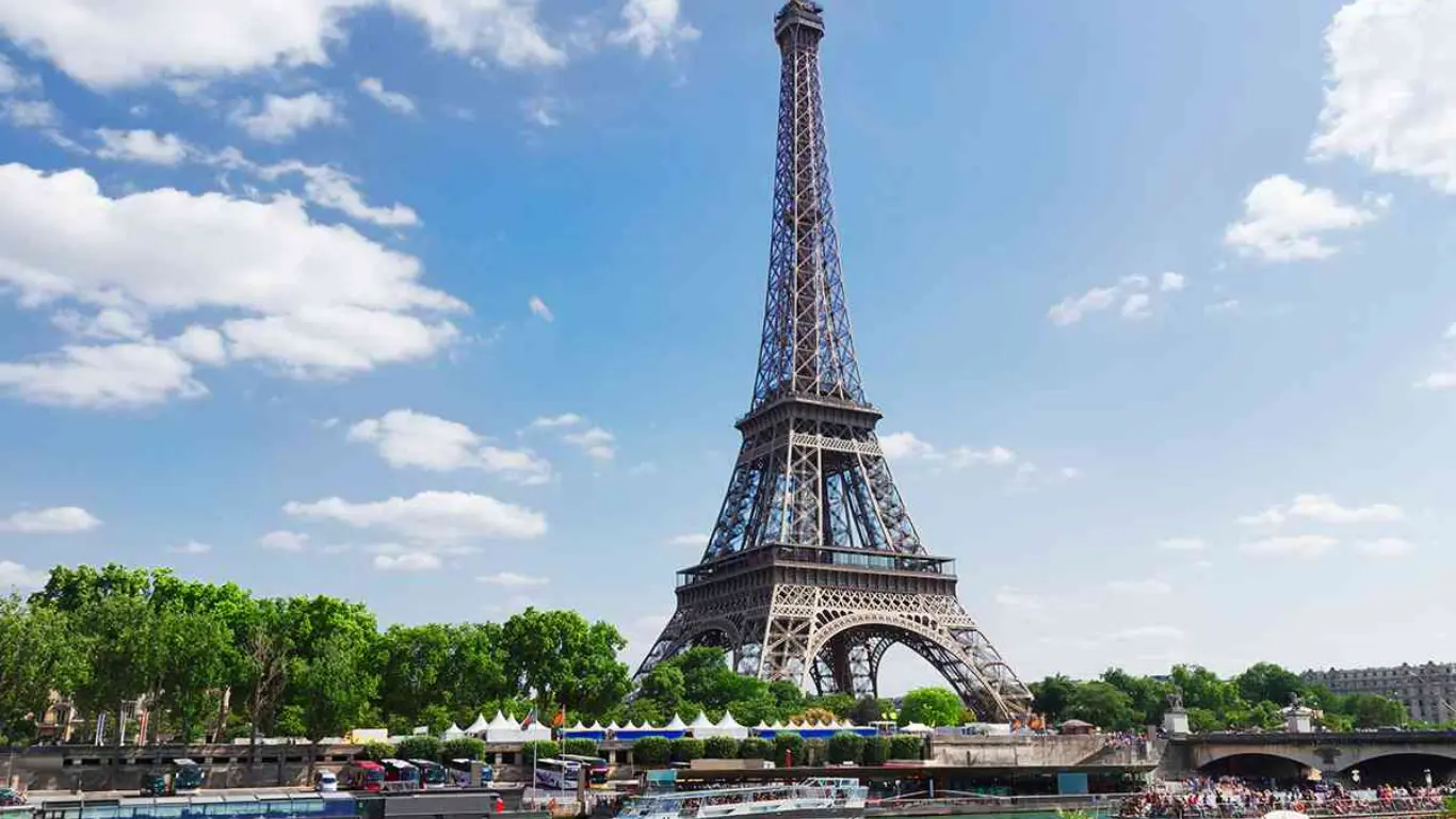 Eiffel Tower staircase goes up for auction