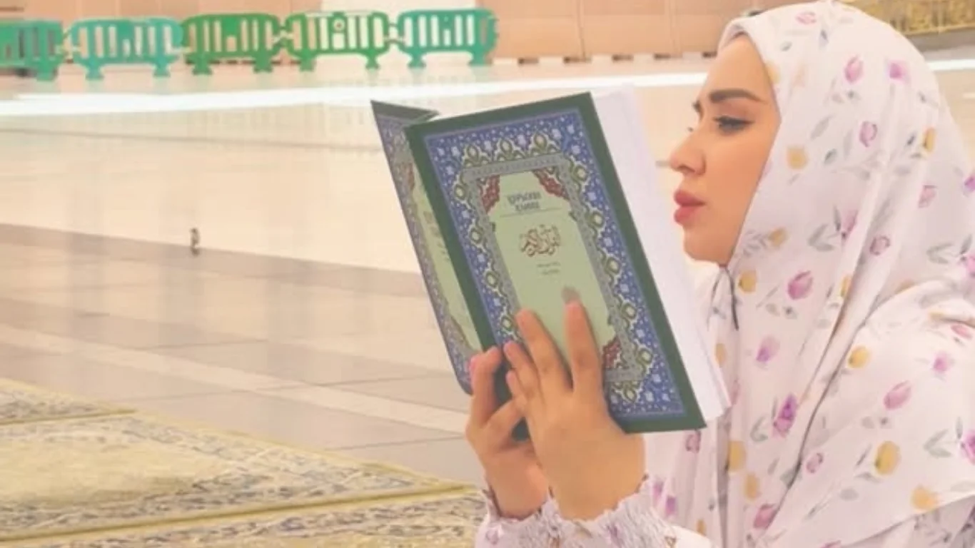 Shahzoda Muhammedova muqaddas safardan ta’sirli lavhalar ulashdi