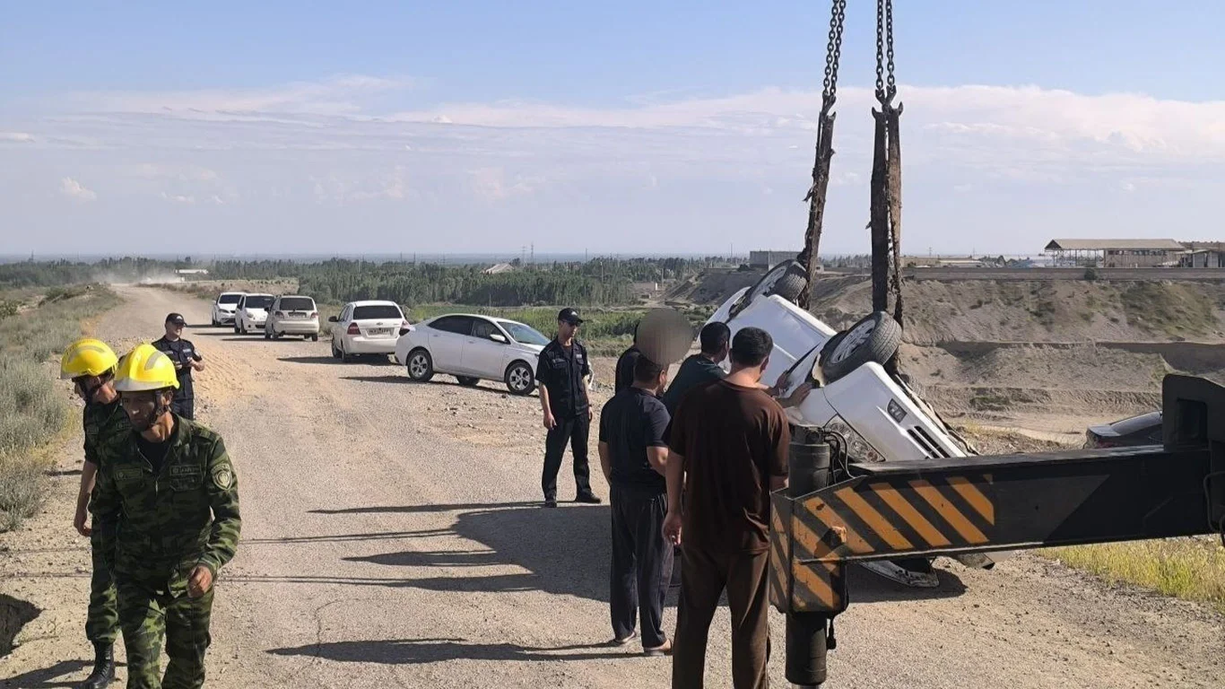 Namangan'da Lacetti çaya düştü, iki vatandaş kurtarıldı