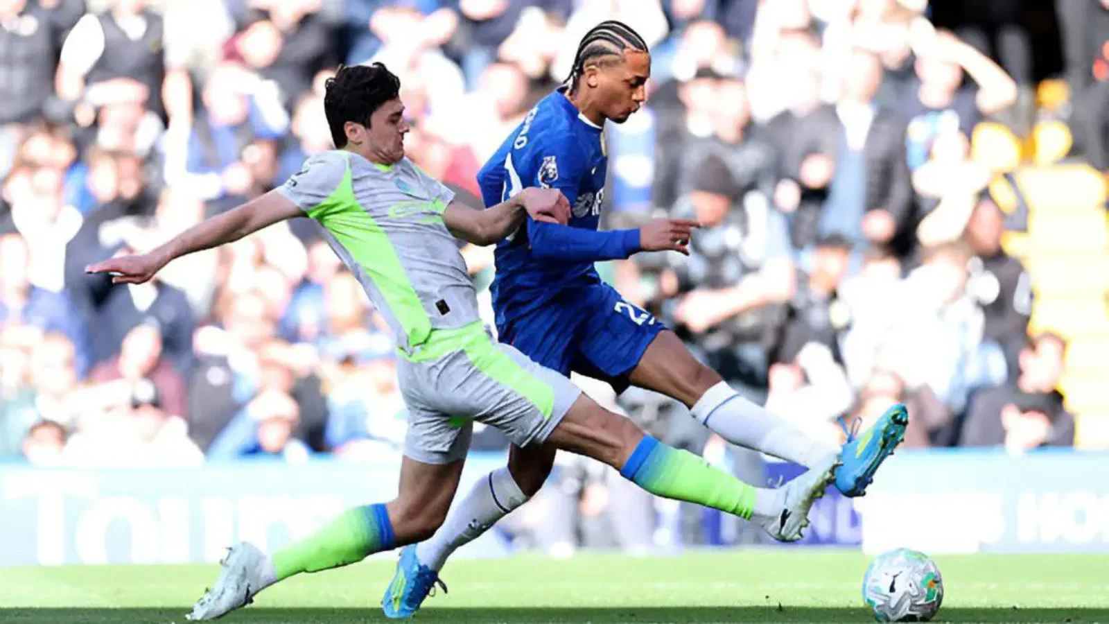 Gary Neville a comparé Abdukodir Khusanov au légendaire Ronald Koeman