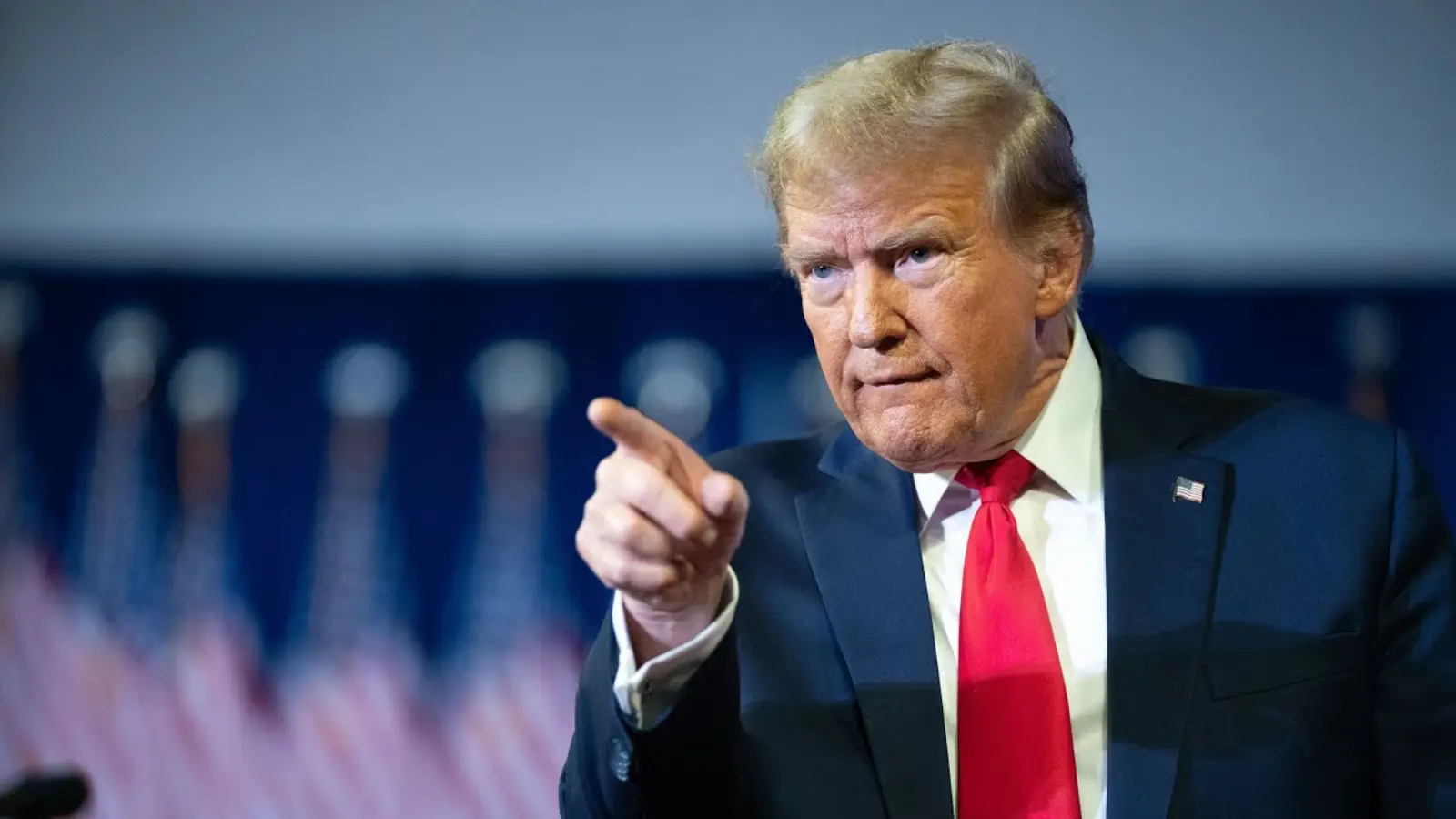 Дональд Трамп Ормуз бұғазы бойынша Иранды қатаң ескертті