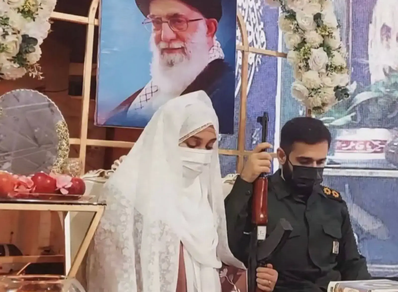 Un nouveau type de mariage en Iran: armes et masques lors de la cérémonie