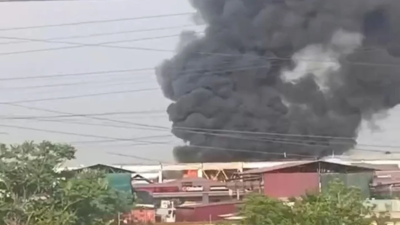 Крупный пожар в Ташкенте: вспыхнуло складское помещение